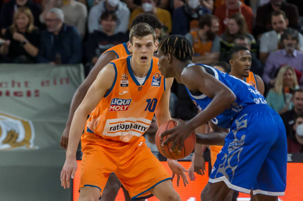 队医冲进场 队医冲进场